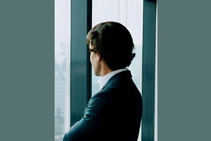 A neurociência da motivação revela como CEOs de alta performance elevam seus resultados ao alinhar mente, foco e decisões estratégicas, segundo análise de Ian dos Anjos Cunha.