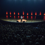 A Non Stop entrega a magia do Fora da Plateia em BH com uma performance única de Gio Lisboa. (Créditos: Clara Lins)