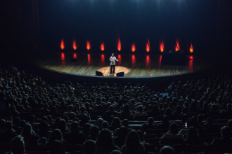 A Non Stop entrega a magia do Fora da Plateia em BH com uma performance única de Gio Lisboa. (Créditos: Clara Lins)