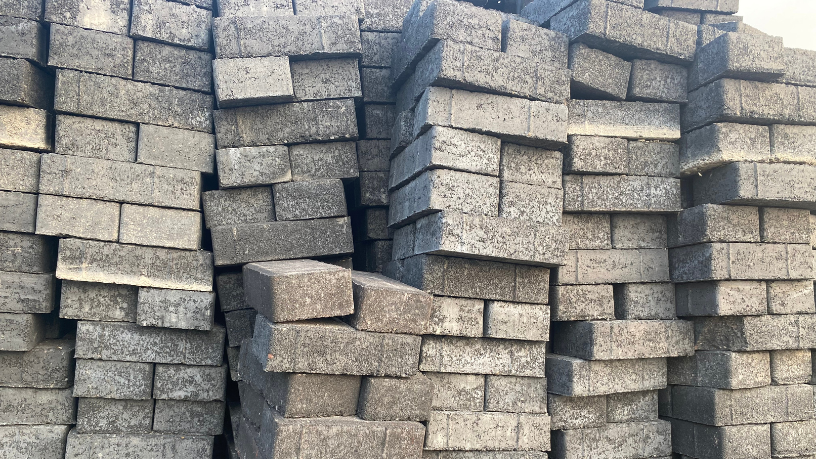 Estudo de Valderci Malagosini Machado destacando o avanço dos blocos de concreto e o impacto de composições modernas na eficiência e qualidade das vedações.