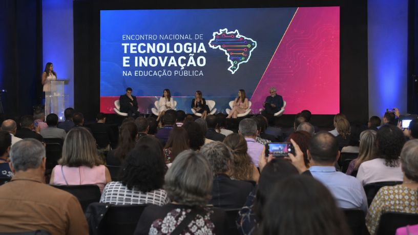 Os rumos da educação pública e o impacto da política de inovação tecnológica nas escolas de Minas Gerais
