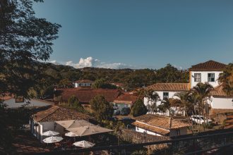 Vista de Tiradentes, em Minas Gerais, com construções coloniais sob céu azul.