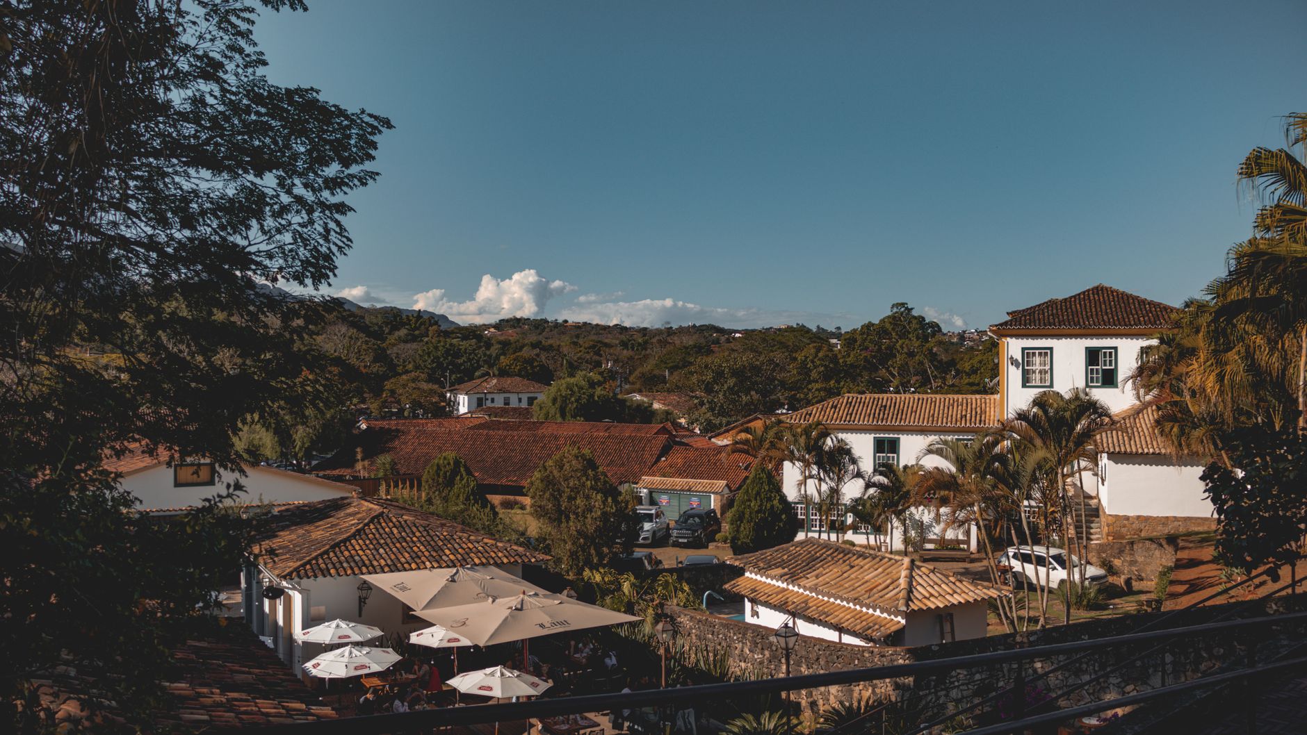 Vista de Tiradentes, em Minas Gerais, com construções coloniais sob céu azul.