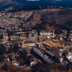 Vista aérea de Ouro Preto, com a arquitetura colonial entre as montanhas de Minas Gerais.