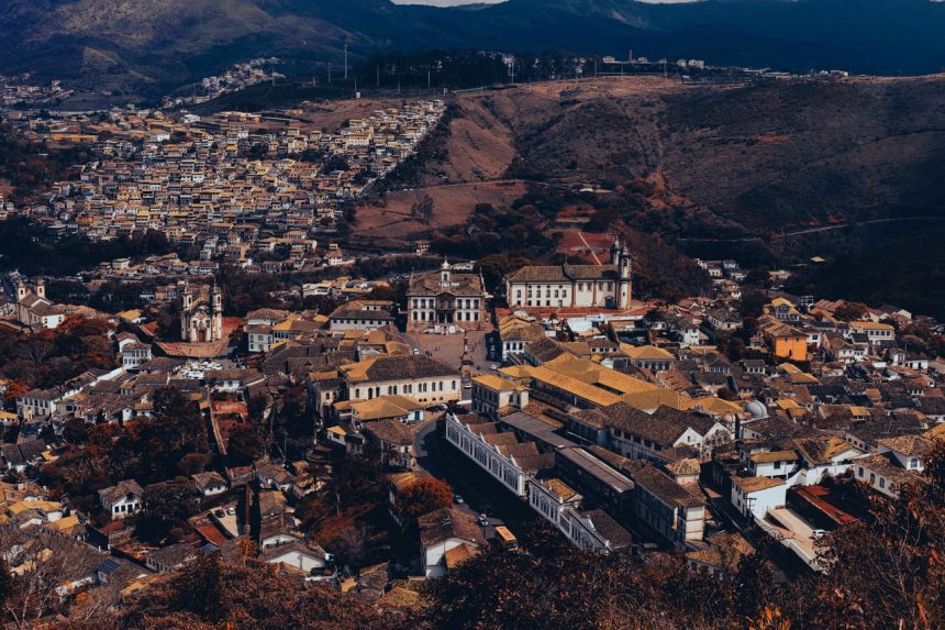Vista aérea de Ouro Preto, com a arquitetura colonial entre as montanhas de Minas Gerais.