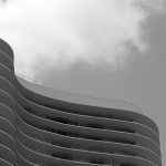 Edifício curvilíneo da Assembleia Legislativa de Minas Gerais em Belo Horizonte, visto de uma área urbana.