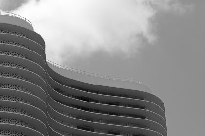 Edifício curvilíneo da Assembleia Legislativa de Minas Gerais em Belo Horizonte, visto de uma área urbana.